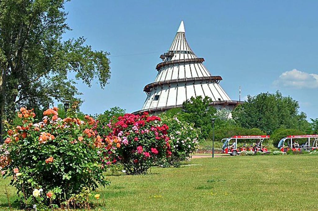 Elbauenpark mit Jahrtausendturm: Hunde sind hier nicht erlaubt.