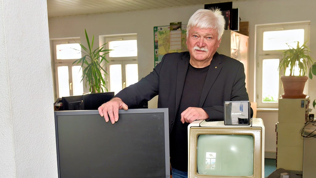 Rolf Winkler mit einem der Mansfeld-PCs, an deren Entwicklung er mitgearbeitet hat.