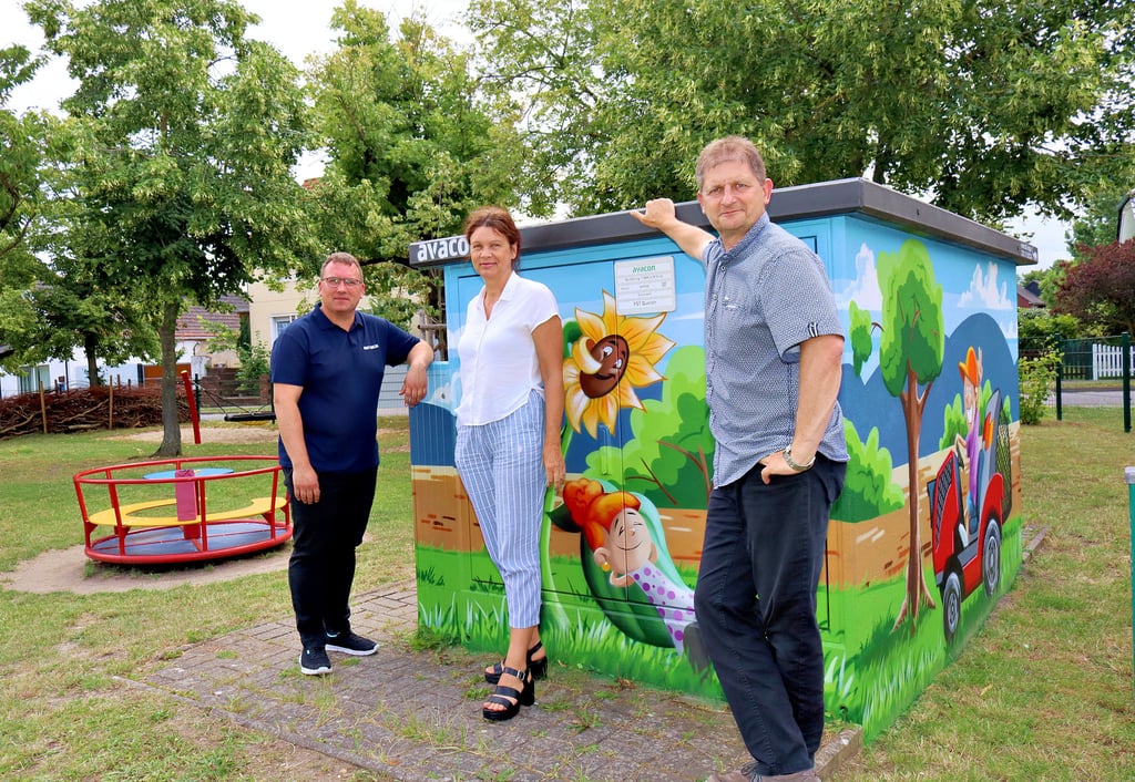 Sichtlich zufrieden sind Ortsbürgermesiter Martin Schmidt (l.) und Gemeindebürgermeister Marco Schmoldt mit dem neuen Häuschen der Avacon. Antje Klimek ist zur Einweihung zu Gast.