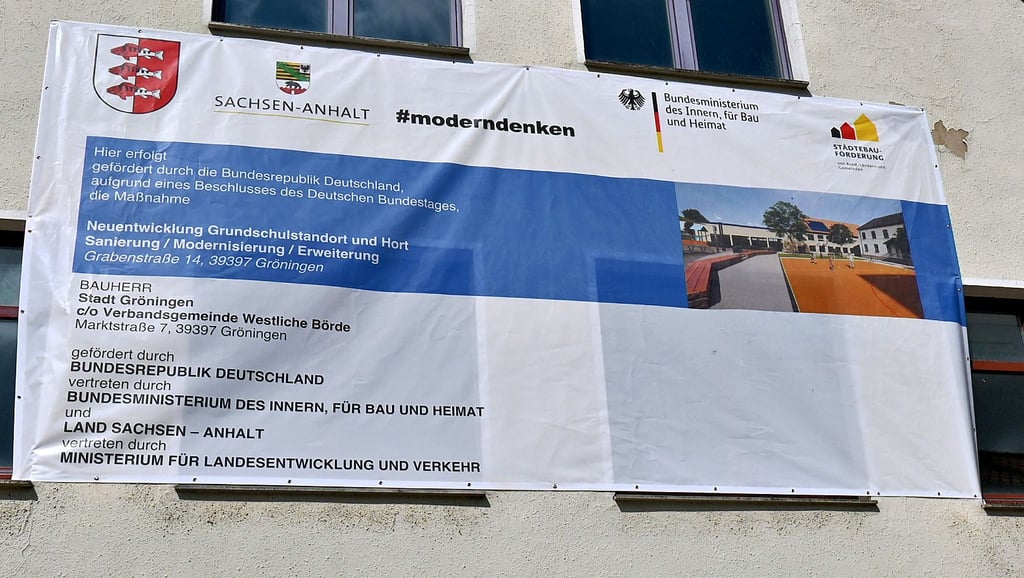 Ein großes Banner am zu sanierenden Gebäude verkündet: Hier entsteht mit Hilfe von Fördermitteln die neue Grundschule von Gröningen.