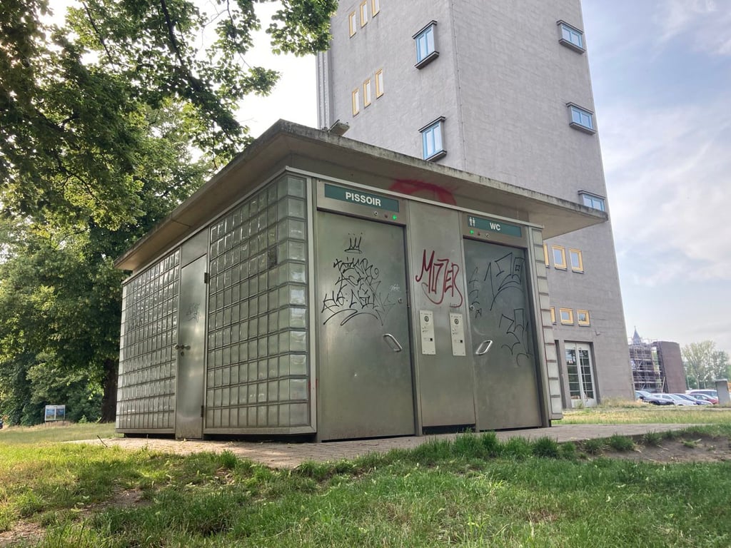 Blick auf das Toilettenhäuschen am Albinmüller-Turm in Magdeburg.
