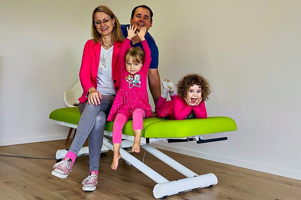 Selbst die Zwillinge fühlen sich in den Räumen der Physiotherapiepraxis wohl. Unternehmerin Kerstin Kallweit und ihr Ehemann Sebastian nehmen Paulina und Isabella (rechts) auch öfter mit.