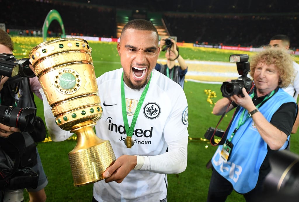 Kevin-Prince Boateng nach dem DFB-Pokalsieg 2018 im Trikot von Eintracht Frankfurt. Nach 18 Jahren beendet Boateng seine Karriere.