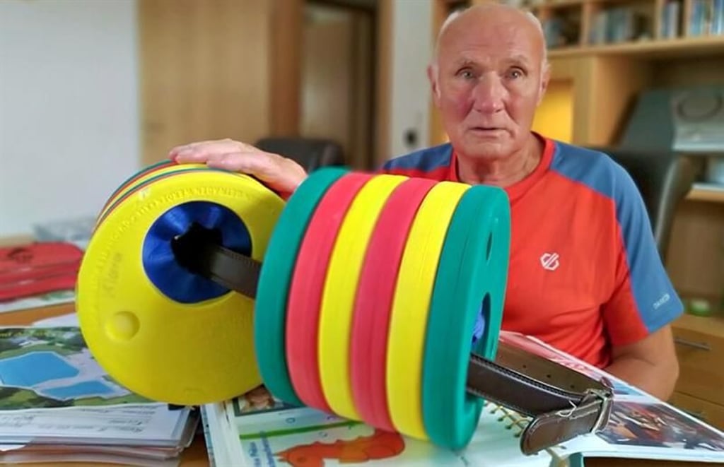 Horst-Dieter Harms in seinem „Büro“ mit Schwimmarmpuffern: Vom Wohnzimmer in Blankenburg aus managt er seine Schwimmkurse, hier sammelt er auch Erinnerungsstücke.