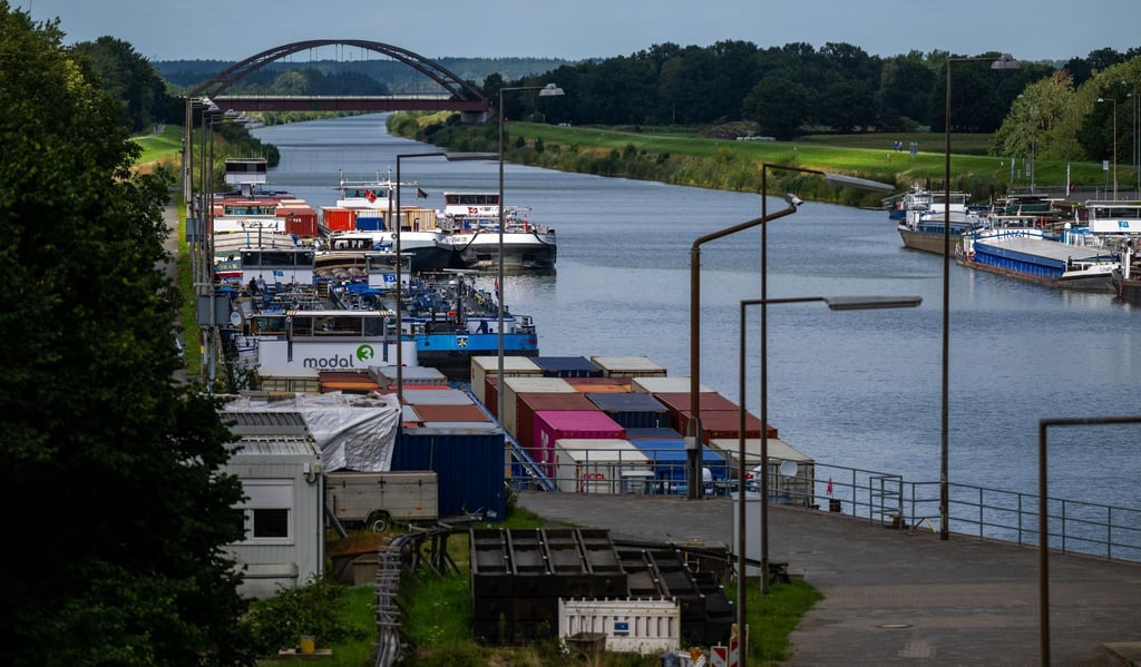 Schiffe liegen im Unterhafen vor dem Schiffshebewerk.