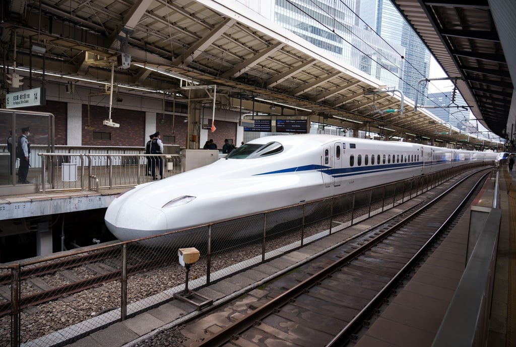 Ein Hochgeschwindigkeitszug Shinkansen steht auf einem Bahnhof in Tokio.