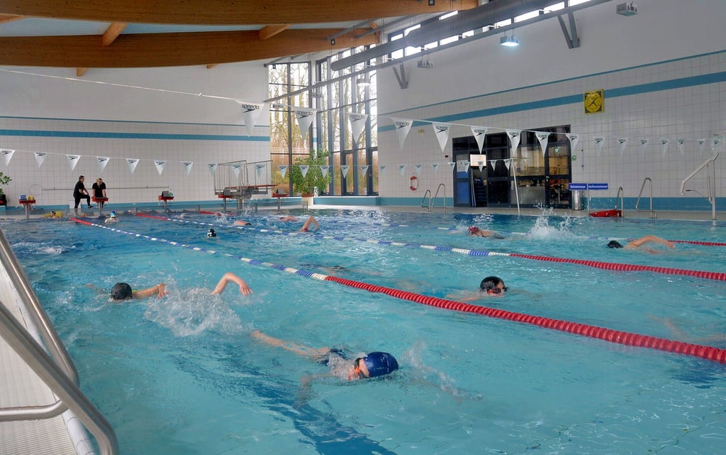 Die Schwimmhalle auf dem Fuchsbau in Osterburg ist 2006 eröffnet worden. Sie befindet sich vis a vis der Landessportschule. Nun steht die Zukunft des Hallenbades auf der Kippe.