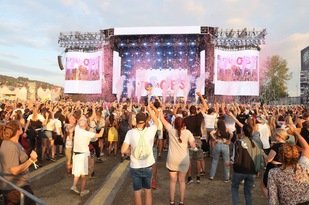 Partygäste feiern und tanzen an der Bleilochtalsperre beim "SonneMondSterne" Festival.