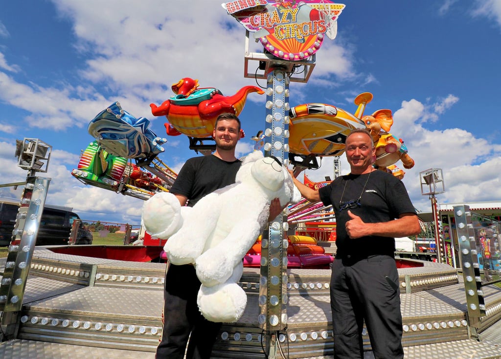 Reno Sperlich (rechts) und Nick Franzelius, Junior-Chef eines Schaustellerbetriebs aus Schkeuditz, freuen sich auf das 185. Schul- und Heimatfest in Jessen. Die Vorbereitungen sind getroffen, der Vergnügungspark ist gut bestückt.