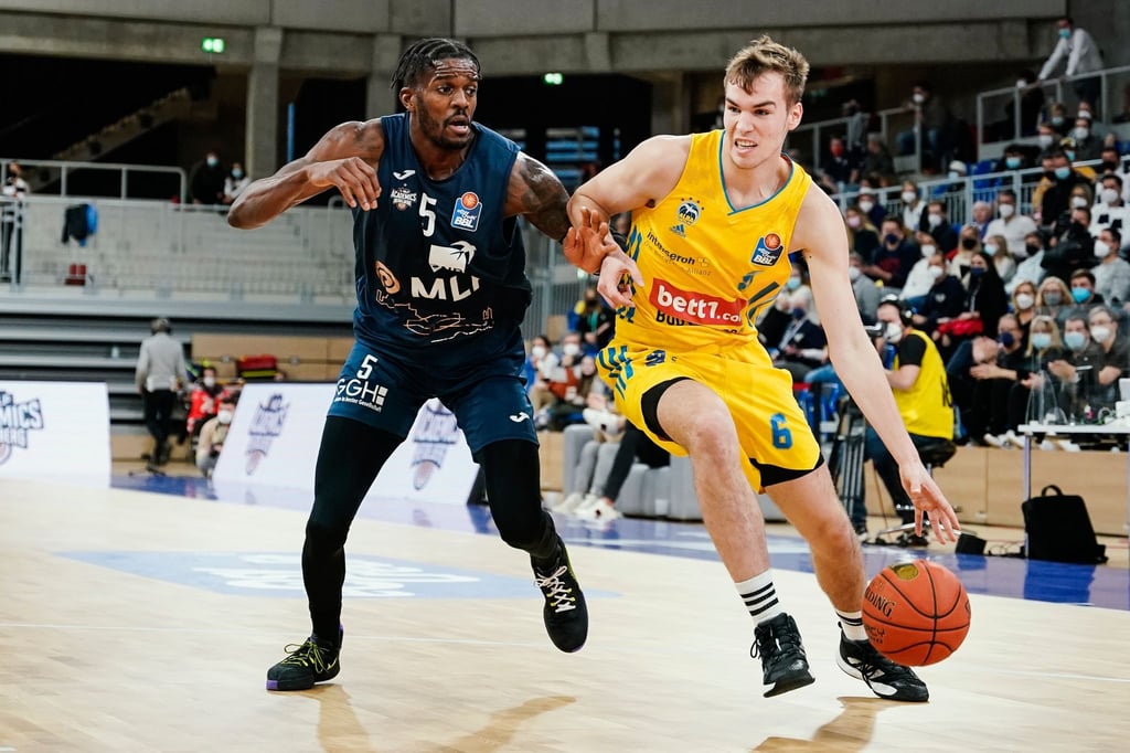 Heidelbergs Shyron Ely (l) und Berlins Malte Delow kämpfen um den Ball.