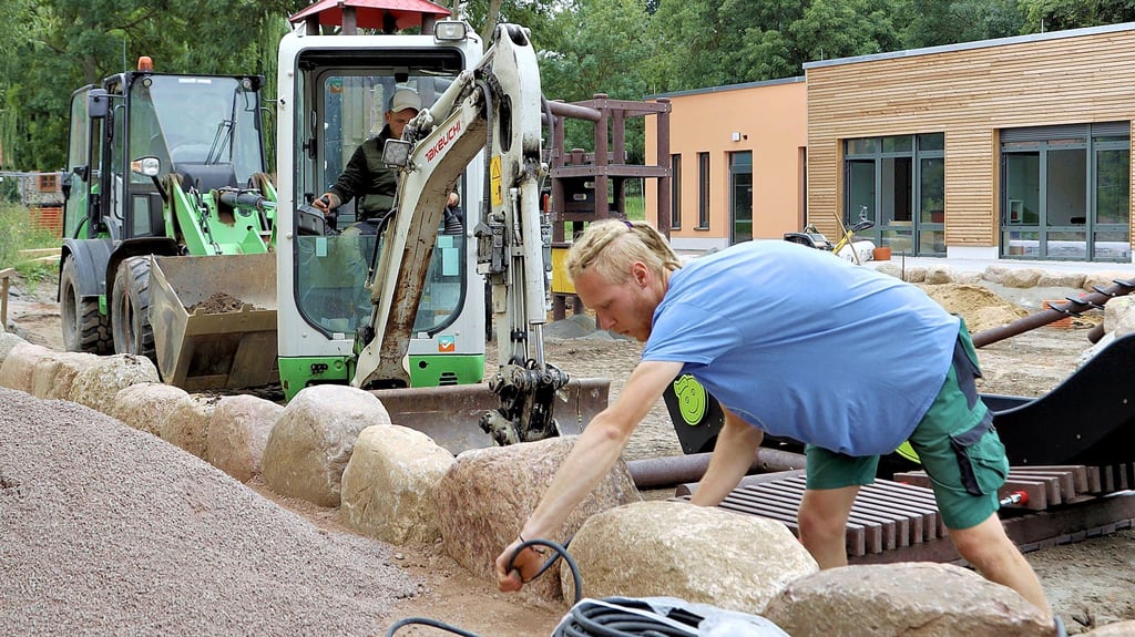 Die Arbeiten auf dem Innenhof der Kita in Groß Ammensleben liegen in den letzten Zügen. Gerade sind die Arbeiter dabei, die Außenbeleuchtung zu installieren.
