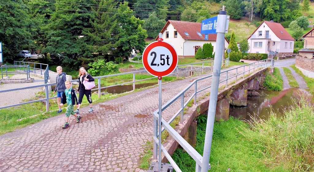 Fußgänger dürfen über die Wipper-Brücke in Biesenrode gehen, aber für Fahrzeuge, die mehr als 2,5 Tonnen wiegen, ist an dieser Stelle Schluss.