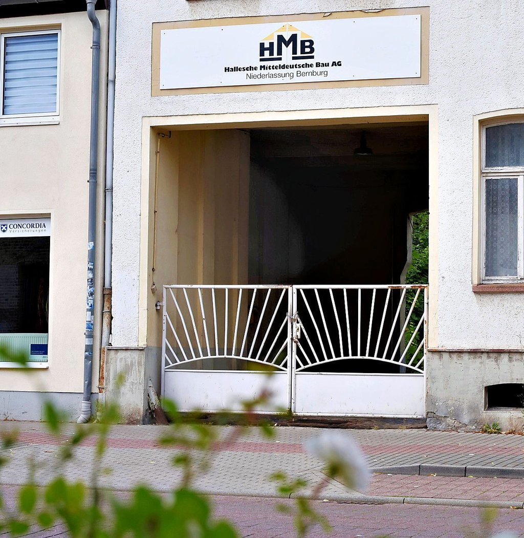 Dieses alte Tor und das Gebäude sollen bald abgerissen werden.