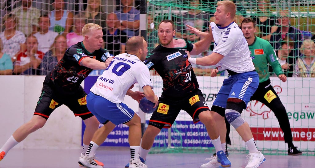 Weil wie hier im Testspiel gegen Dessau-Roßlau in den Zweikämpfen am Kreis auch ordentlich an den Trikots gezerrt wird, verzichtet SCM-Kapitän Christian O’Sullivan (M.) auf die obligatorische Kapitänsbinde. Die würde nur stören.