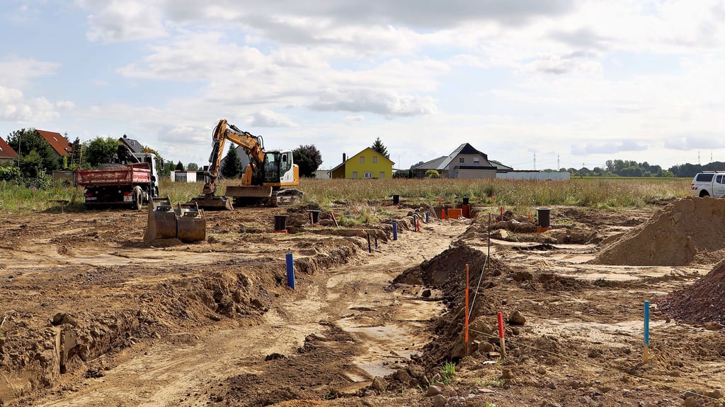 Die künftige Stichstraße Ginsterweg ist rudimentär schon zu erkennen. Aktuell werden die Leitungen wie für Trink- und Abwasser verlegt sowie für Leerrohre für Strom und Telekommunikation.