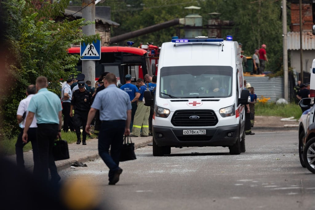 Ein Krankenwagen verlässt den Ort der Explosion am Sagorsker Optisch-Mechanischen Werk.