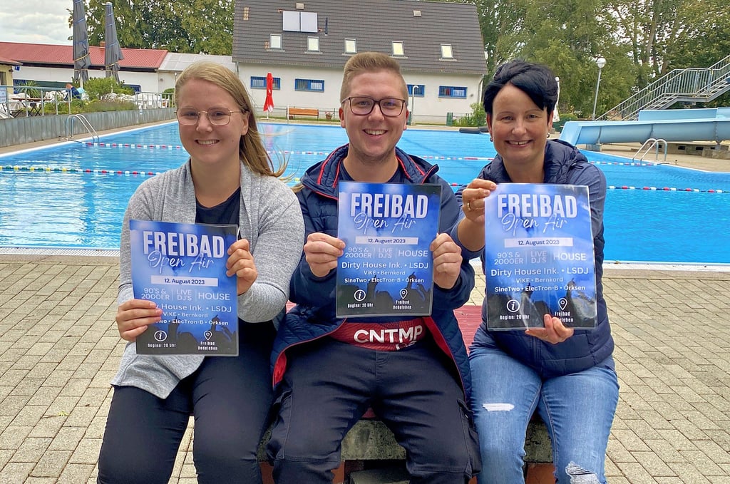 Anika Fiesel, Kevin Löhr und Conny Hell (von links) laden im Namen des Freibad-Fördervereins zum großen Freibad-Open-Air am morgigen Samstag ins Dedelebener Freibad ein.