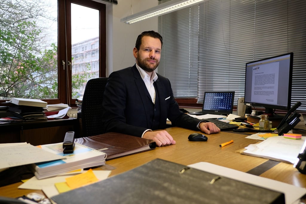 Bürgermeister Marcel Fangohr (parteilos) sitzt in seinem Büro.