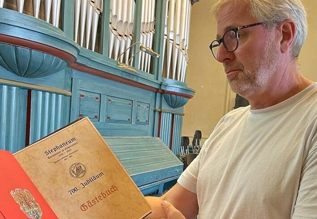 Axel Wieczorek, stellvertretender Leiter des Ascherslebener Stephaneums, hält stolz das Gästebuch in seinen Händen.