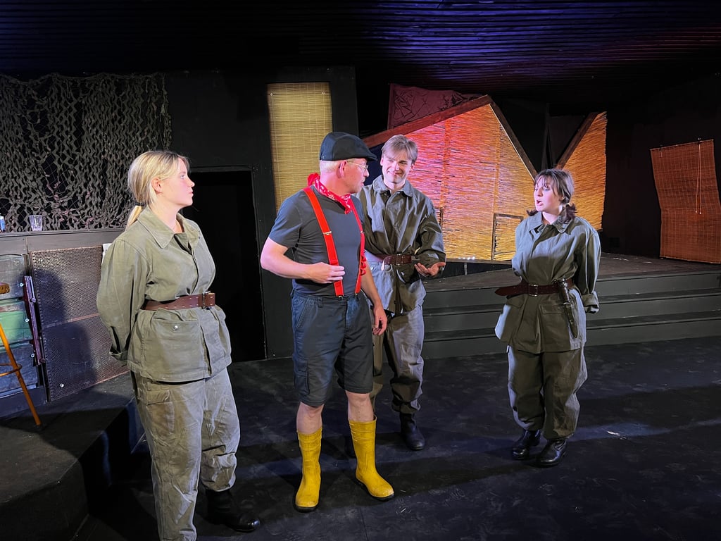 Der Packer Galy Gay (Enrico Reumann) wird in dem Theaterstück "Mann ist Mann" von Bertolt Brecht von den Soldaten überredet, in einen Uniform zu schlüpfen, um ihren verletzten Kameraden beim Appell zu ersetzen.