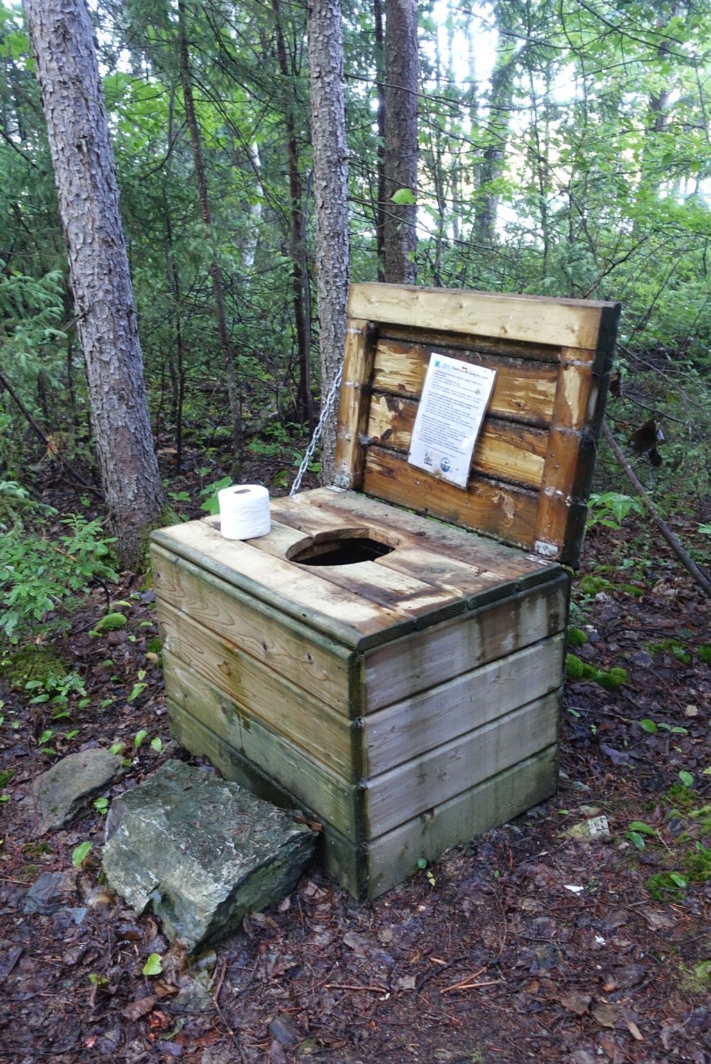 So sieht sie aus, die „Donnerbox“ im Wald. Immerhin gibt es Klopapier.