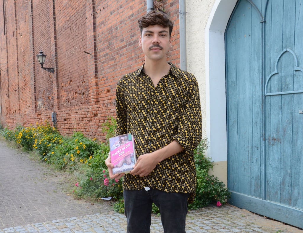 Der Autor Aron Boks arbeitet derzeit in Kalbe im Rahmen eines Landesstipendiums. Aus seinem Buch „Nackt in der DDR“ wird er in der Milde-Stadt vorlesen.
