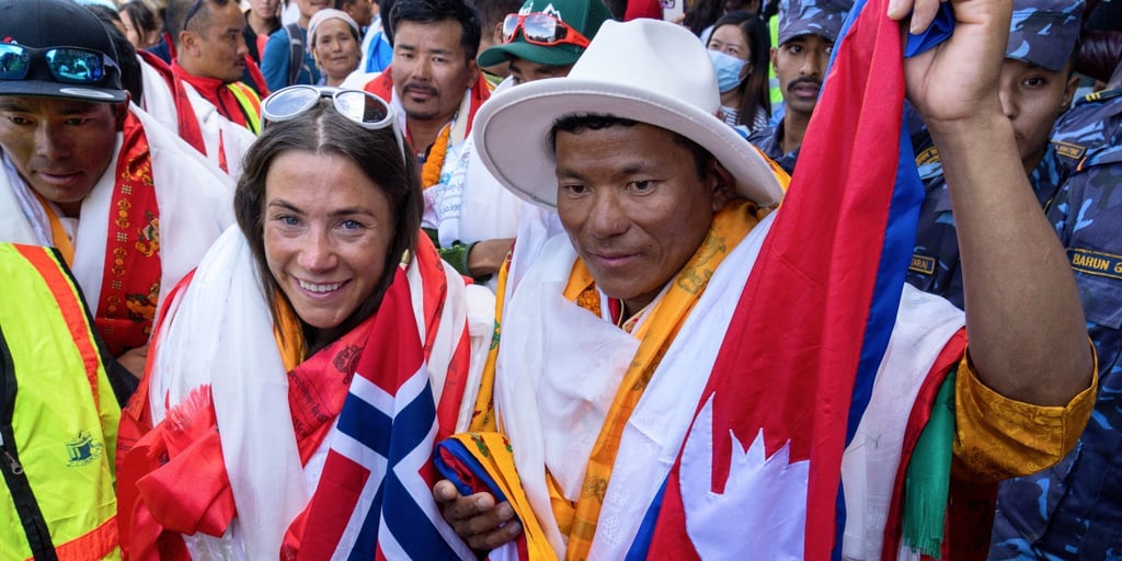 Die Bergsteigerin Kristin Harila (l) und Sherpa-Führer Tenjen Lama (r) kommen in Kathmandu an.