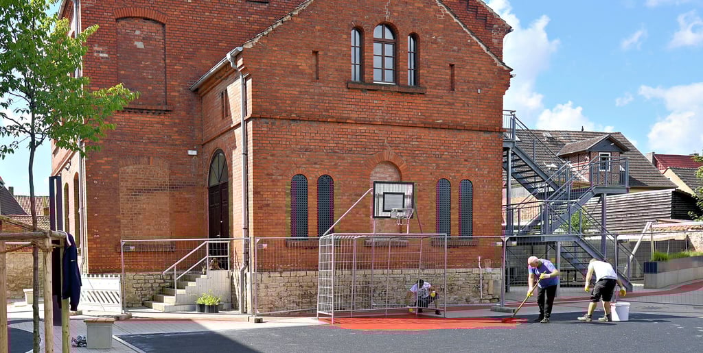 Eine Fachfirma hat nun endlich die Tartanbahn und den Tartanbelag auf dem Spielfeld eingebaut.