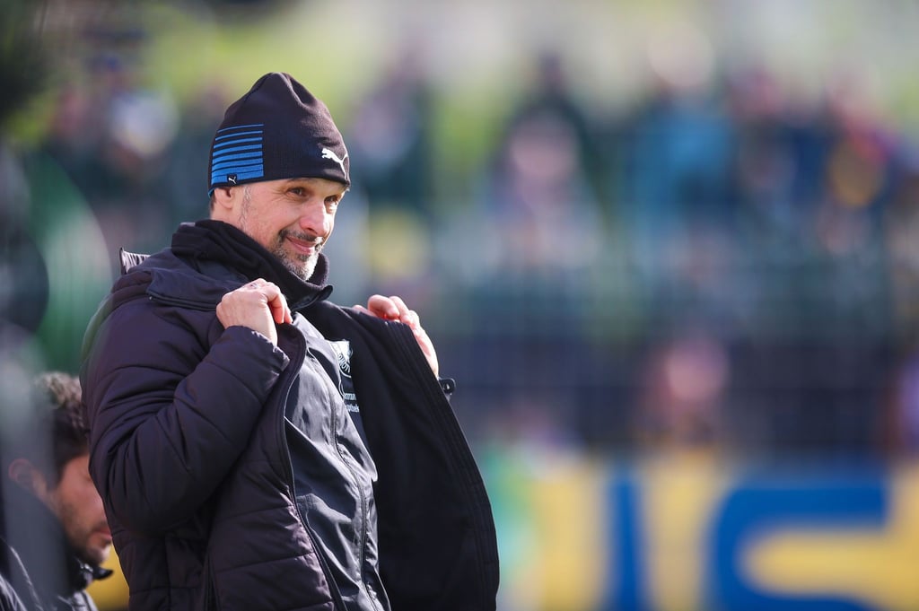 Almedin Civa steht am Spielfeldrand.