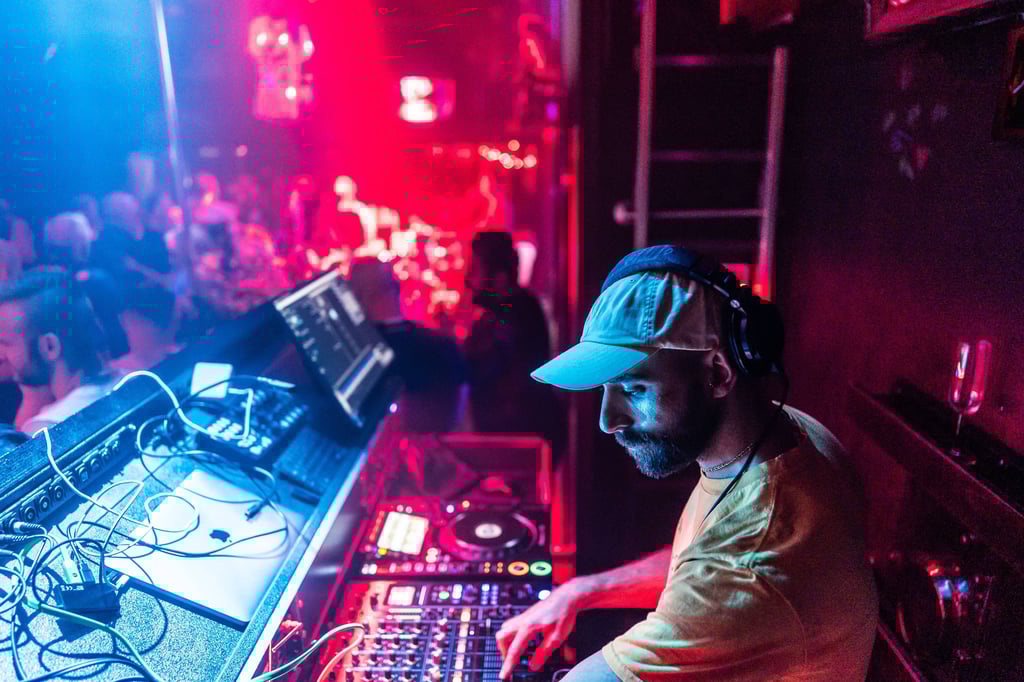 An den Wochenenden sorgen DJs für Partystimmung.