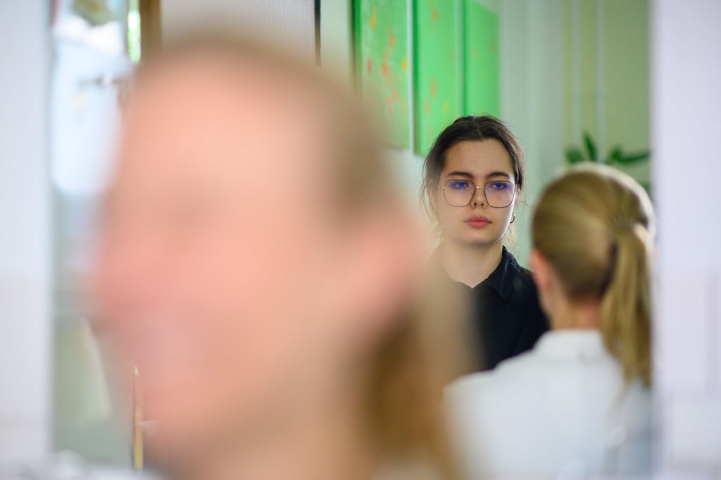 Cosima Liebl, Masterstudentin der Bildungswissenschaften, spielt in einer gestellten Szene vor einer Ärztin eine Patientin.
