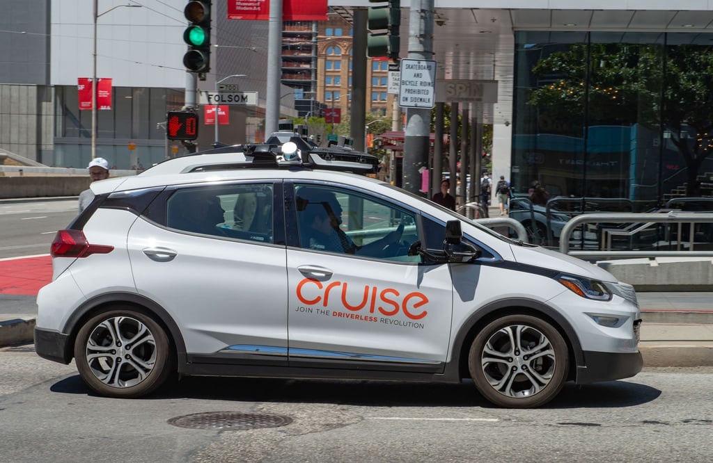 Ein selbstfahrendes Auto der General-Motors-Tochterfirma Cruise ist im Straßenverkehr unterwegs.