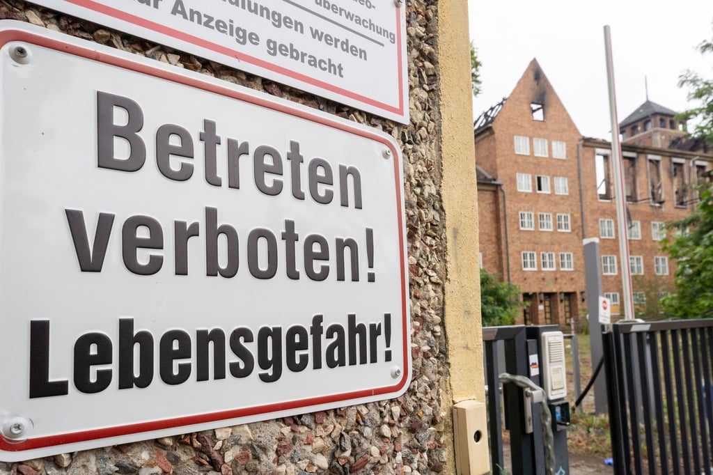 Ein Schild mit der Aufschrift „Betreten verboten! Lebensgefahr“ hängt an der Zufahrt zum Grundstück.