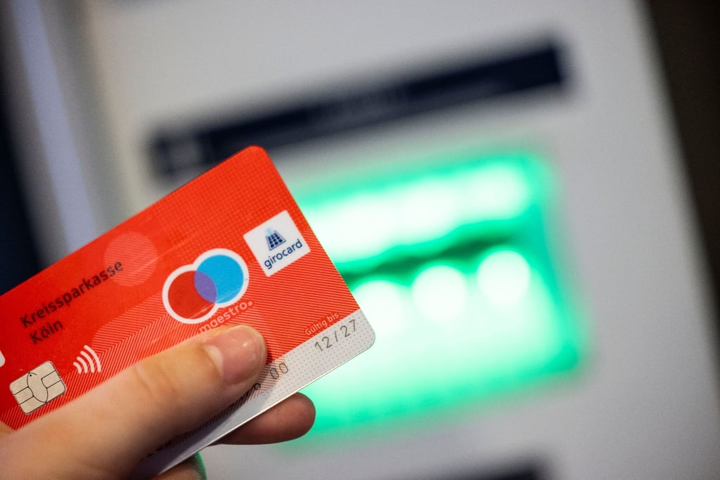 Einen Monat nach dem Ausgabestopp für neue Maestro-Karten wurden bereits rund 2,8 Millionen Karten mit einer alternativen Zahlfunktion ausgegeben.