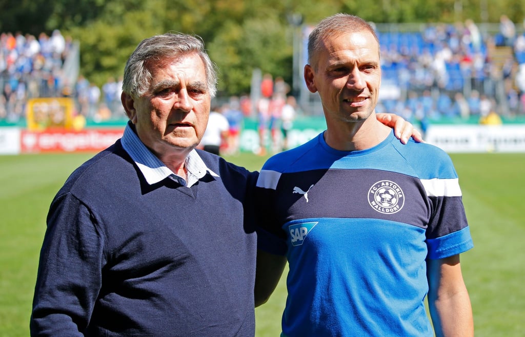 Trainer Matthias Born (r) von Walldorf mit dem 1. Vorsitzenden Willi Kempf.