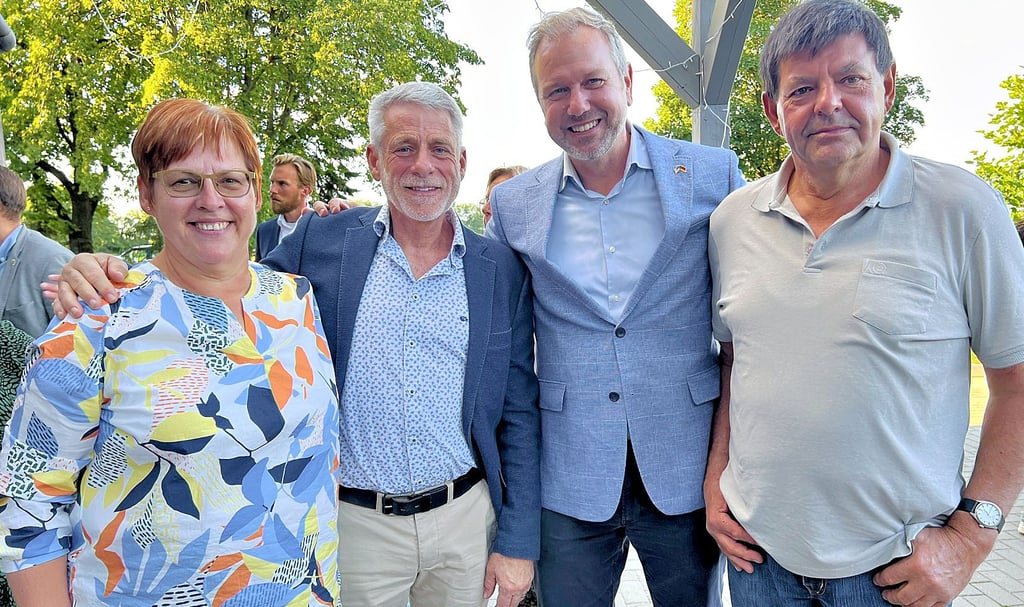 Der neue Leipziger Generalkonsul John R. Crosby (2. von rechts) mit seinen damaligen Gasteltern Ingelore und Jörg Prothmann aus Melkow (links und rechts) sowie seinem Ehemann Cole Wolford.