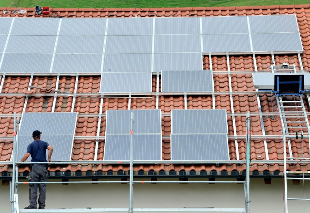Solaranlagen auf dem Hausdach werden auch zur Miete angeboten. Dabei können die Kosten aber höher ausfallen.