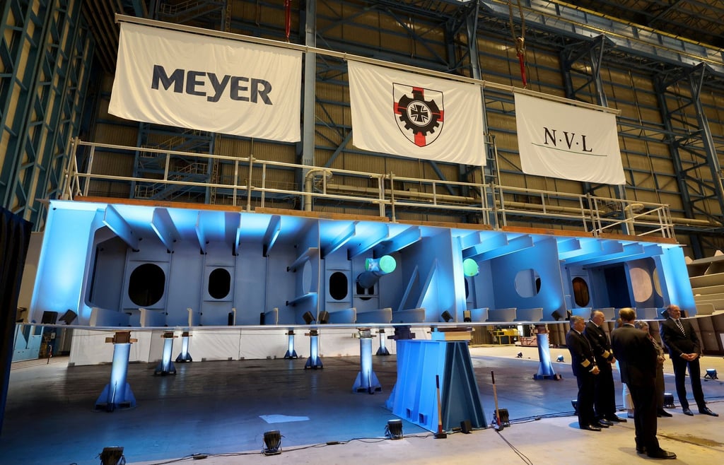 In der Neptun Werft haben sich die Gäste zur Kiellegung für das erste von zwei neuen Marine-Tankschiffen eingefunden.