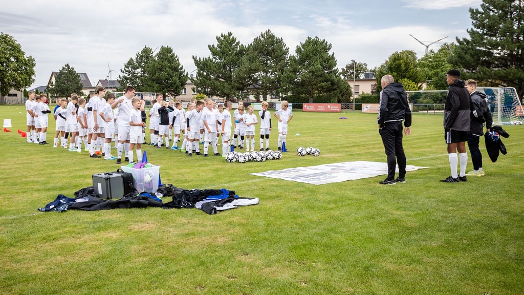 Insgesamt 44 Kinder nehmen in Prettin an der „Real Madrid Clinic“ teil.