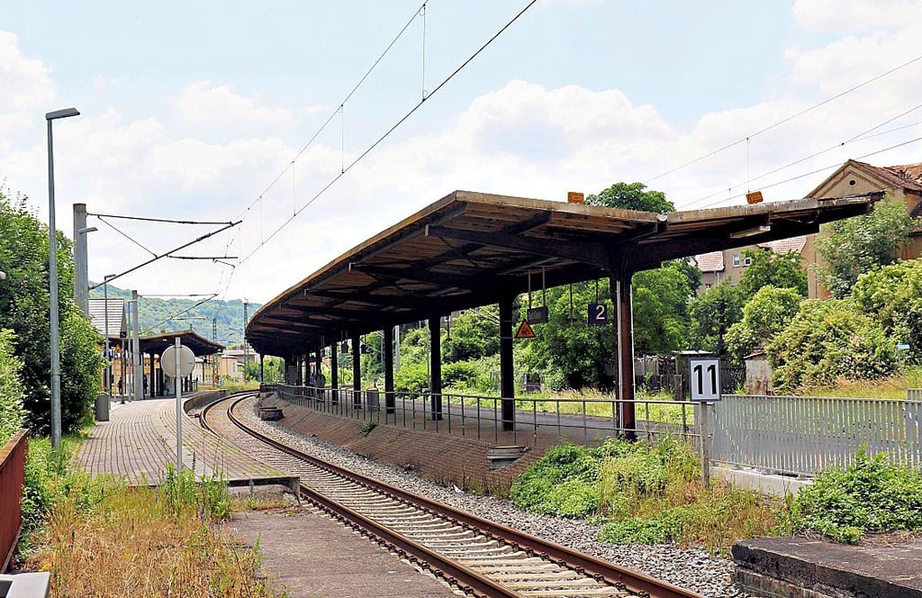 Ab Montag gesperrt: Bahnsteig 2  in Bad Kösen (r.).