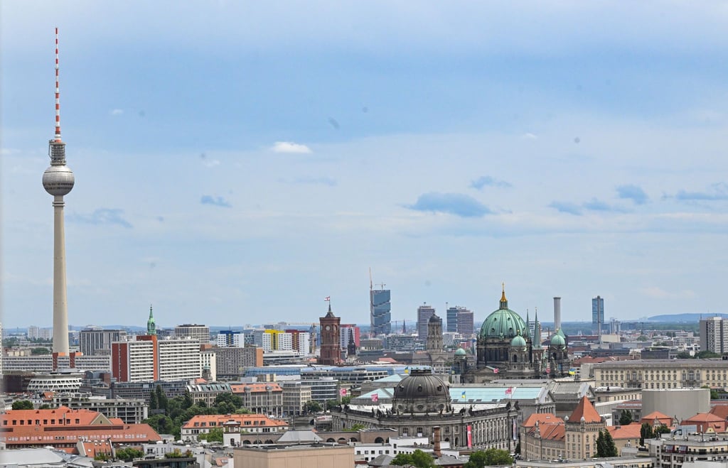 Blick auf Berlin mit dem Fernsehturm und Berliner Dom.