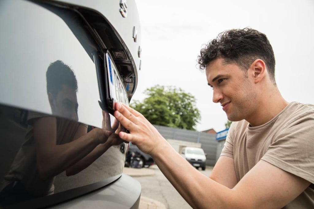 Am Ende gleich: Auch bei der internetbasierten Zulassung müssen Schilder ans Auto geschraubt werden.