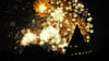 Blick über den Jahrtausendturm auf das Feuerwerk der Pyro Games im Magdeburger Elbauenpark.