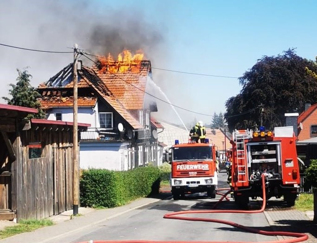 Die Feuerwehren rückten mit einem Großaufgebot zu dem Brand in Breitenstein aus.