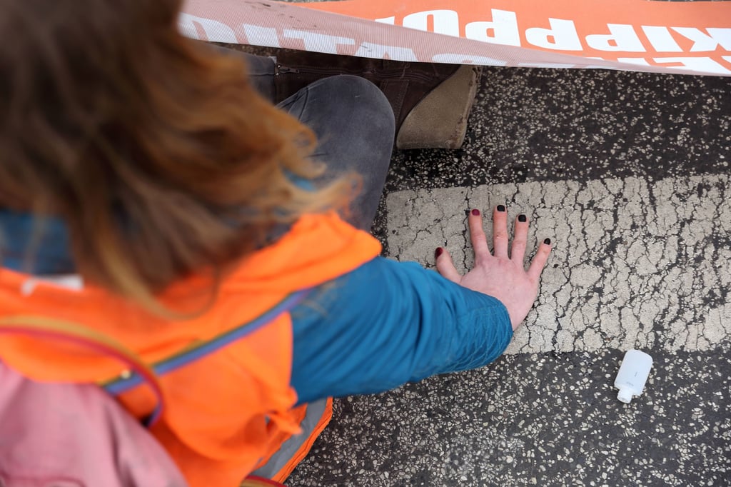 Mehrere Klimaaktivisten der Gruppe Letzte Generation müssen sich nach Protestaktionen in Thüringen an den Kosten für die Polizeieinsätze beteiligen.
