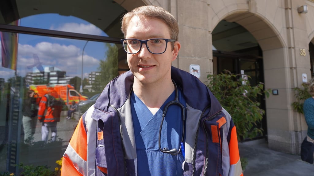 Keine Rettungsgasse auf der Autobahn: Notarzt Frederick Voß ist mit einem Fahrrad zu einem schwerverletzten Unfallopfer geradelt.