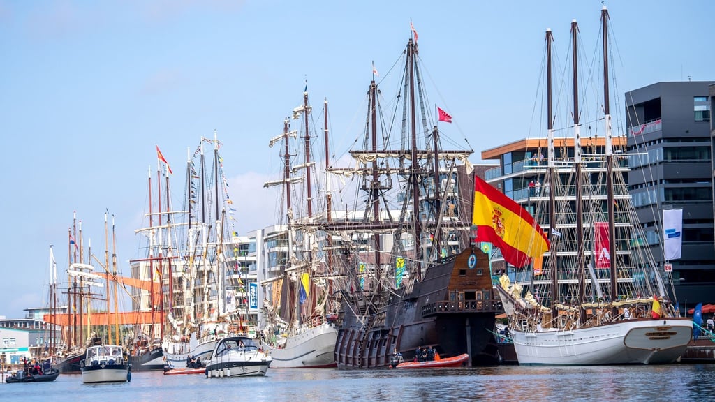 Segelschiffe liegen bei der Eröffnung der „Maritimen Tage“ im Jahr 2021 im Hafen.
