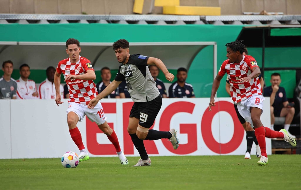 Ein ausgeglichener Kampf in einem ausgeglichenen Spiel: Anthony Caci (l) und Wahid Faghir (r) ringen um den Ball.