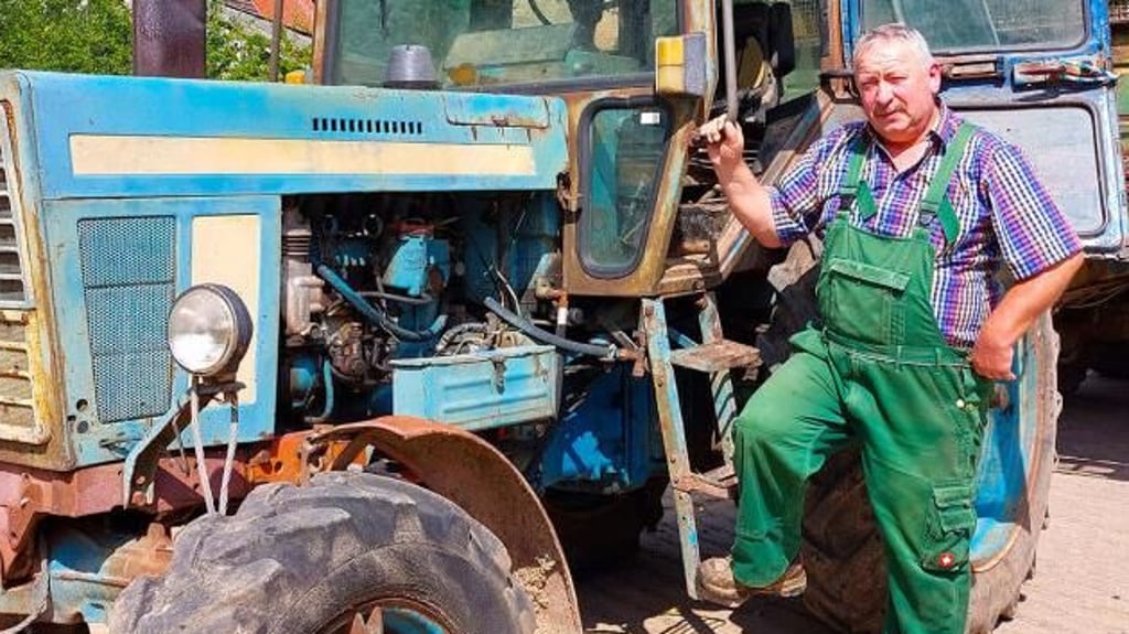 Hat moderne Landtechnik im Einsatz, liebt aber auch seinen Oldtimer, der in der Sowjetunion gebaut wurde: Landwirt Steffen Gerth aus Hohenkirchen, einziger Bauer im Ort.