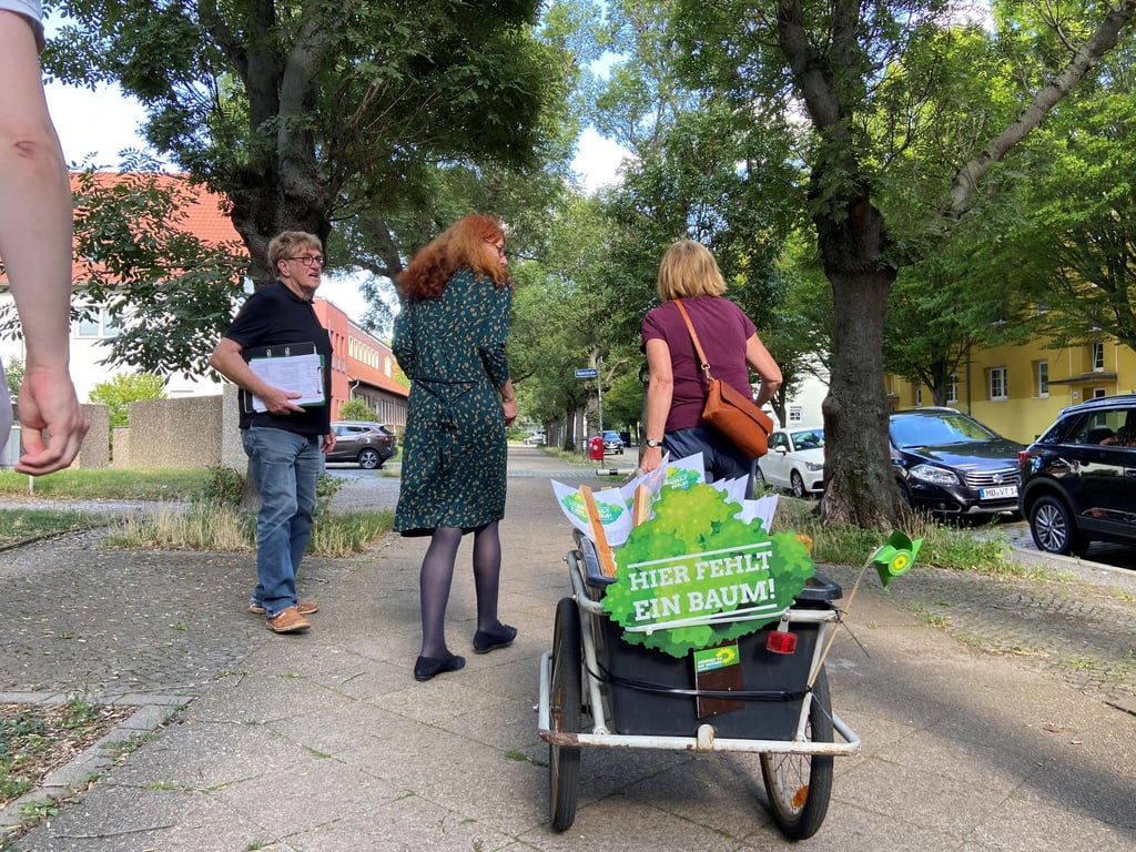 Gemeinsam stellten sie Hinweisschilder in Stadtfeld-Ost in Magdeburg auf: Stadtratsmitglied Jürgen Canehl (Die Grünen), Vorstandsmitglied des Bürgervereins Stadtfeld Iris von Possel.